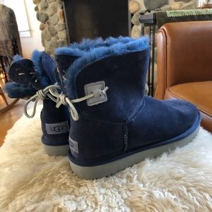 Women’s Sz 9 Uggs (almost brand new)